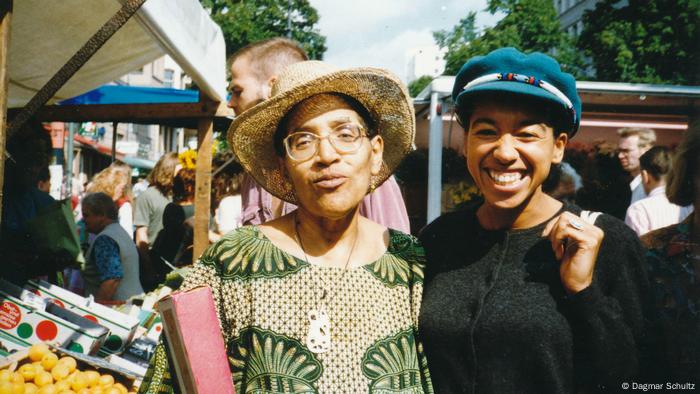 Berlin Audre Lorde (li.) und May Ayim vor Verkaufsständen auf dem Winterfeldplatz