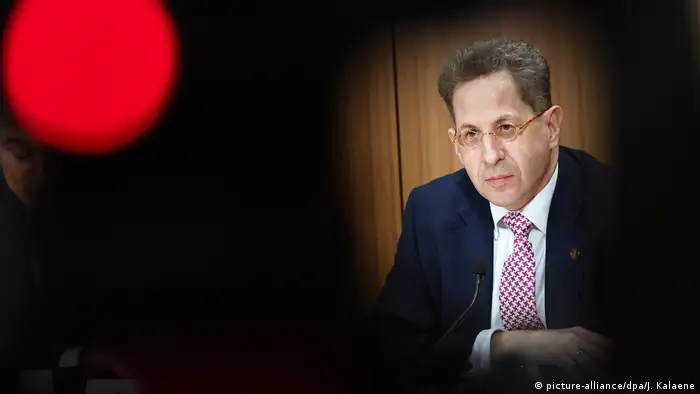 Georg Maaßen puso en duda el viernes pasado que en Chemnitz hubiera habido cacerías de extranjeros por parte de ultraderechistas, así como la autenticidad de un video que documentaba unos ataques. Ahora se dio a conocer que Maaßen transmitió datos confidenciales de un informe al partido de extrema derecha AfD. El SPD pide su despido, mientras la CDU lo apoya. (13.09.2018).