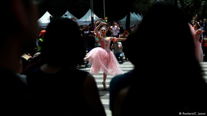 Ballett in der Straße Mexiko Stadt (Reuters/C. Jasso)