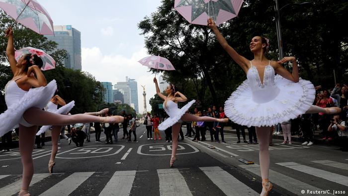 Ballett in der Straße Mexiko Stadt (Reuters/C. Jasso)