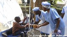 11.09.2018, Simbabwe, Harare: Gesundheitspersonal bietet einem Vater und seinem Sohn, die an Cholera-Symptomen leiden, in einem örtlichen Krankenhaus in Harare etwas zu Essen an. In Simbabwes Hauptstadt wurde nach dem Tod von 20 Menschen ein Cholera-Notfall ausgerufen, sagte der Gesundheitsminister am Dienstag. Foto: Tsvangirayi Mukwazhi/AP/dpa +++ dpa-Bildfunk +++ |