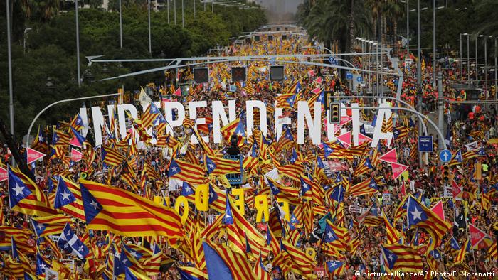 Spanien - Pro-Unabhängigkeitsdemonstration für Katalonien (picture-alliance/AP Photo/E. Morenatti)