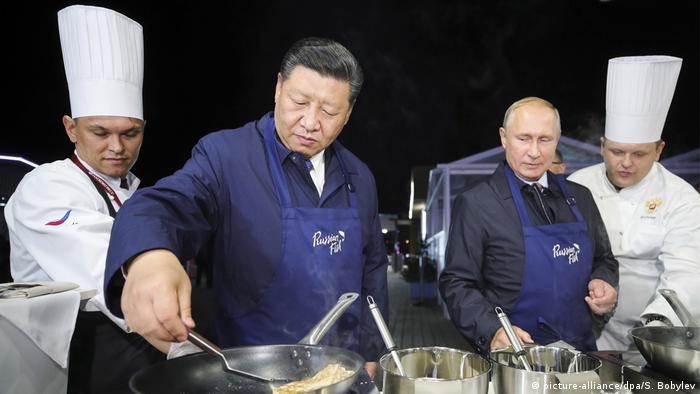 Xi y Putin posan, cocinando, en un foro económico, en 2018.