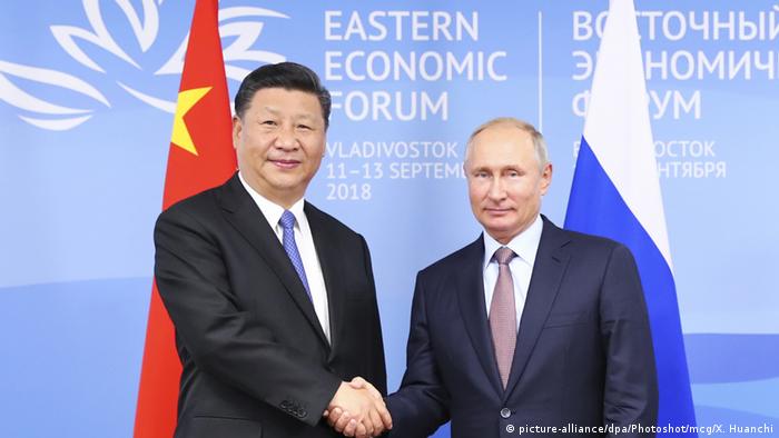  Russland | Vladimir Putin und Xi Jinping auf dem Eastern Economic Forum in Vladivostok (picture-alliance/dpa/Photoshot/mcg/X. Huanchi)