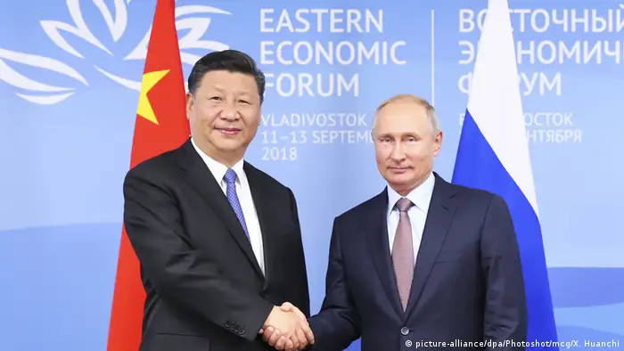  Russland | Vladimir Putin und Xi Jinping auf dem Eastern Economic Forum in Vladivostok (picture-alliance/dpa/Photoshot/mcg/X. Huanchi)