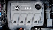 ARCHIV - Ein Volkswagen Touran mit einem vom Abgas-Skandal betroffenen 2.0l TDI Dieselmotor vom Typ EA189. (zu dpa Schadenersatz im VW-Skandal: Verbände kündigen Verbraucherklage an. Verbraucherklage soll Tausenden helfen vom 12.09.2018) Foto: Julian Stratenschulte/dpa | Verwendung weltweit