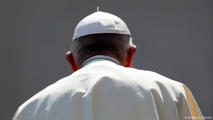 Italien, Rom - Vatikan: Papst Franziskus verlässt den Petersplatz (Reuters/A. Bianchi)