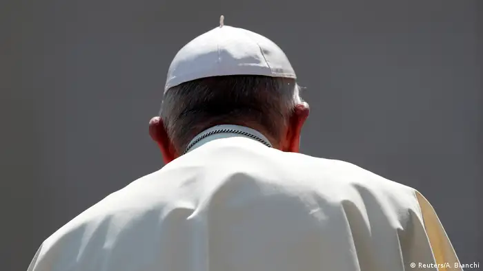 Italien, Rom - Vatikan: Papst Franziskus verlässt den Petersplatz (Reuters/A. Bianchi)