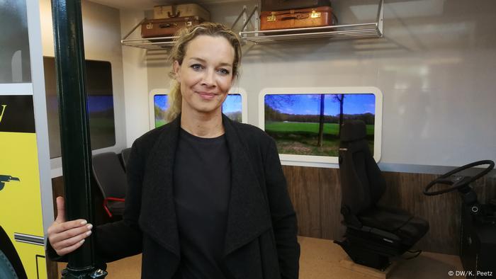 Freiwillige Tina Lindenhovius steht vor der Bus-Attrappe im Pflegeheim in Doetinchem.