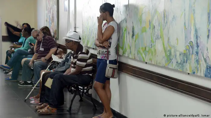 Brasilien, Rio de Janeiro: Patienten warten in einem Krankenhaus (picture-alliance/dpa/G. Ismar)