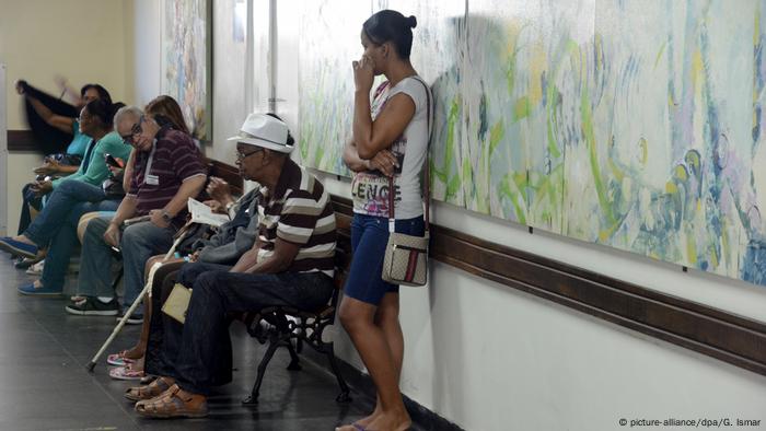 Brasilien, Rio de Janeiro: Patienten warten in einem Krankenhaus