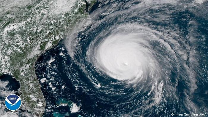 El huracán Florence se debilitó hoy a categoría dos con vientos máximos sostenidos de 175 kilómetros por hora en su avance por el Atlántico hacia la costa de EE.UU., de la que ya solo lo separan unos 450 kilómetros. A estas horas, el huracán avanza en dirección noroeste a 28 kilómetros (17 millas) por hora con vientos máximos sostenidos de hasta 175 kilómetros (110 millas) por hora. (13.09.2018).