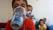 Un niño sirio de idleb, con una máscara de gas improvisada. Un niño sirio de idleb, con una máscara de gas improvisada.