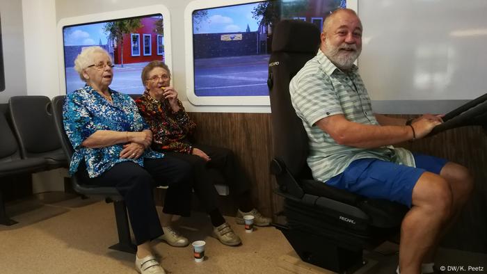 Annie, Truus und Rudi (von links) sitzen in der Bus-Attrappe im Pflegeheim in Doetinchem.