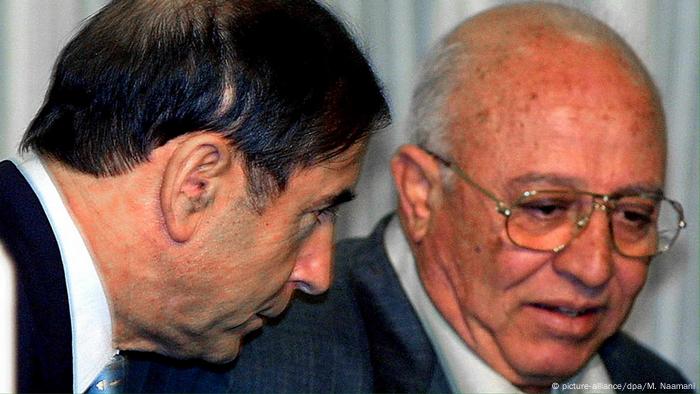 Israel Außenminister Shlomo Ben Ami (L) und Ahmed Qorei Palästina (picture-alliance/dpa/M. Naamani)