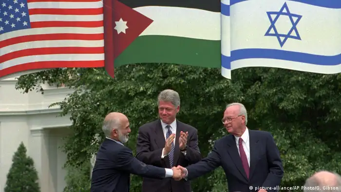 USA 1995 Erklärung zum Nahostkonflikt | König Hussein von Jordanien & Bill Clinton & Jitzchak Rabin (picture-alliance/AP Photo/G. Gibson)
