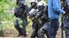 Policiais e manifestantes durante operação na floresta de Hambach, no oeste da Alemanha Policiais e manifestantes durante operação na floresta de Hambach, no oeste da Alemanha
