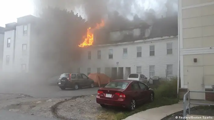 Hubo una víctima mortal y múltiples heridos debido a las decenas de explosiones de gas que se han producido en Boston, EE. UU. Todo apunta a que las tuberías sufrieron un exceso de presión. Se suspendieron el servicio de electricidad para evitar nuevas explosiones. (14.09.2018).