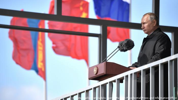 Vladimir Putin, Russian, Chinese, Mongolian flags (picture-alliance/Anadolu Agency/Russian Presidential Press and Information Office)