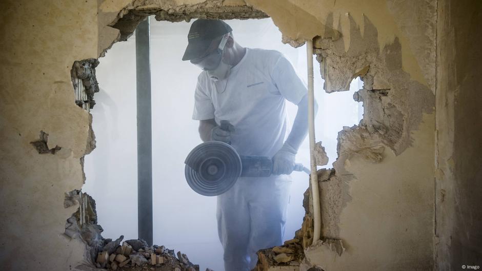Asbestos A Cancer Risk Lurking In The Wall Science Depth Reporting On And Technology Dw 06 11 2018 - Lath Plaster Walls Asbestos Asbestos A Cancer Risk Lurking In The Wall Science Depth Reporting On And Technology Dw 06 11 2018 - Lath Plaster Walls Asbestos