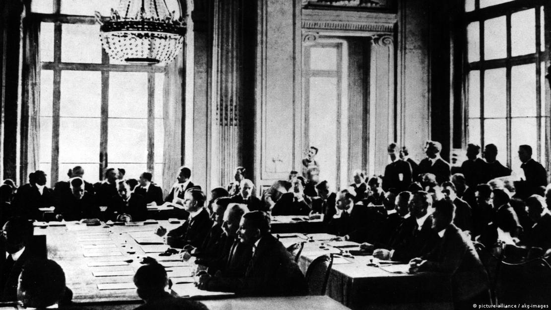 Sjednica Pariške mirovne konferencije na kojoj je njemačkoj strani predan tekst Versajskog ugovora (7. svibnja 1919.)