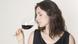 Symbolbild Frau trinkt Wein Symbolbild Frau trinkt Wein