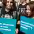 Участницы протеста повышения пенсионного возраста в Санкт-Петербурге 9 сентября 2018 года держат плакаты "Вам нам надоели. Отнеситесь с пониманием" и "Платите пенсии, а не стройте дворцы".