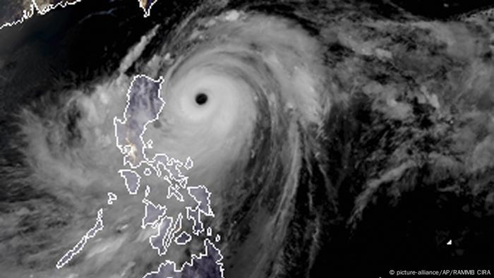 Satellitenbild Taifun Mangkhut (picture-alliance/AP/RAMMB CIRA)