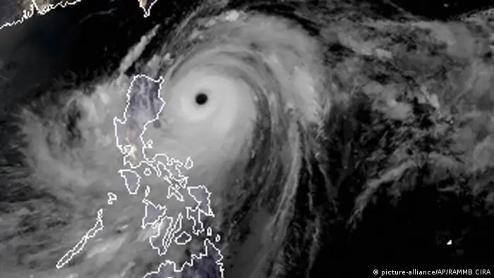 Satellitenbild Taifun Mangkhut (picture-alliance/AP/RAMMB CIRA)