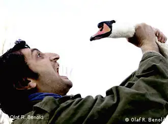 Mann mit Vogel - Filmszene aus Ein Augenblick Freiheit (Bild: Verleih)
