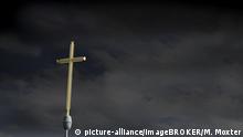 Kreuz, Wolkenhimmel, Symbolbild für Missbrauch in der Kirche, Kirche in Schwierigkeiten | Verwendung weltweit, Keine Weitergabe an Wiederverkäufer.