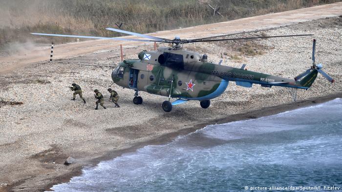 A Russian military helicopter lands troops on at the Klert training ground in the Primorskyi region. (picture-alliance/dpa/Sputnik/I. Pitalev)