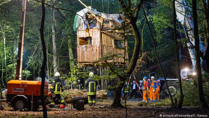 Hambacher Forst Räumungsaktion Polizei Aktivisten Baumhaus (picture-alliance/dpa/C. Gateau)