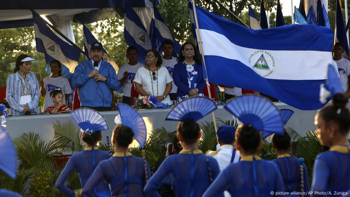 Nicaragua Unabhängigkeitstag Rede Daniel Ortega, Rosario Murillo (picture-alliance/AP Photo/A. Zuniga)