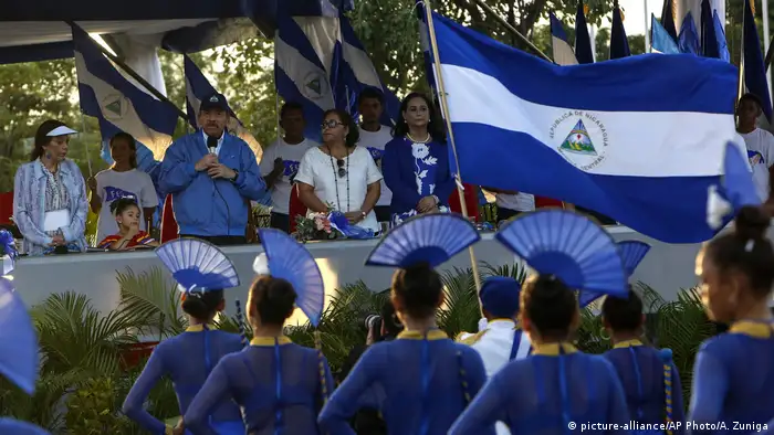 Nicaragua Unabhängigkeitstag Rede Daniel Ortega, Rosario Murillo (picture-alliance/AP Photo/A. Zuniga)