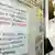 تابلوی نصب شده بر سر در مطب یکی از پزشکان آلمانی که از بیماران مبتلا به آنفلوانزای خوکی می‌خواهد ۴ بار زنگ بزنند و از دیگران فاصله بگیرند