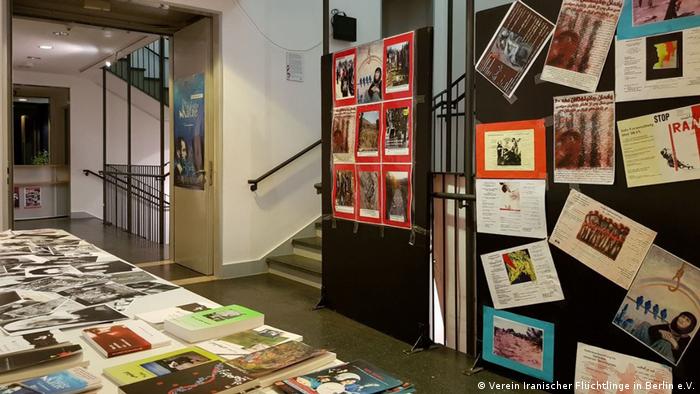 ۲۸‌ سال متوالی است که کنشگران ایرانی در برلین یادمان تابستان ۶۷ را برگزار می‌کنند. امسال این مراسم همراه بود با نمایشگاهی از عکس‌های ارسالی از ایران، پوسترهای قدیمی یادمان‌های گذشته، تصاویر خانواده‌ها از گورستان خاوران به علاوه کتاب‌هایی که خاطرات زندان در آنها شرح داده شده‌اند. 