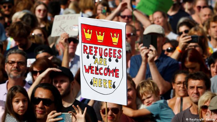 Solidarität mit Flüchtlingen
Seit 2001 wird der Weltflüchtlingstag jedes Jahr am 20. Juni begangen. Dieser Tag ist den Millionen von Menschen gewidmet, die gezwungen sind ihre Heimat zu verlassen. In etwa hundert Ländern finden am 20.Juni Veranstaltungen statt, mit denen die Teilnehmenden ihre Solidarität mit Flüchtlingen zum Ausdruck bringen.
