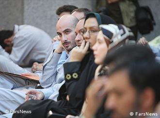 یکی از جلسات دادگاه‌های معترضان به نتایج انتخابات در ایران. شهاب‌الدین طباطبایی عکس دیده می‌شود