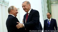  September 7, 2018 TEHRAN, IRAN - SEPTEMBER 7: President of Turkey Recep Tayyip Erdogan (R) meets Russian President Vladimir Putin (L) ahead of trilateral summit between Turkey, Iran and Russia on September 7, 2018 in Tehran, Iran. Rasit Aydogan / Anadolu Agency | Keine Weitergabe an Wiederverkäufer.
