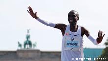 Athletics - Berlin Marathon - Berlin, Germany - September 16, 2018 Kenya's Eliud Kipchoge celebrates winning the Berlin Marathon and breaking the World Record REUTERS/Fabrizio Bensch 