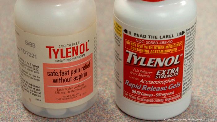 Two bottles of Tylenol pain relievers (picture-alliance/AP Photo/B. C. Bower)