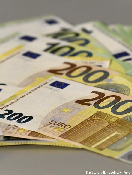 El número de billetes falsos en euros bajo en 2021 casi un 25 %
