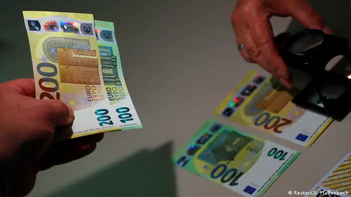 Präsentation der neuen Euro Banknoten (Reuters/K. Pfaffenbach)