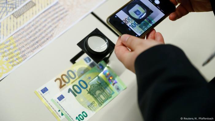 La presentación de los nuevos billetes de 100 y 200 euros.
