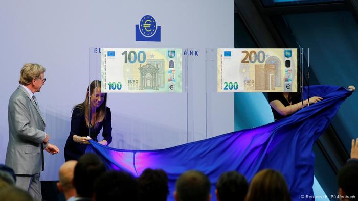 La presentación de los nuevos billetes de 100 y 200 euros.