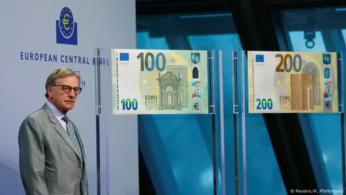 Präsentation der neuen Euro Banknoten (Reuters/K. Pfaffenbach)
