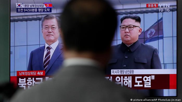 Südkorea Moon Jae-in und Kim Jong Un in einer Fernsehübertragung in Seoul