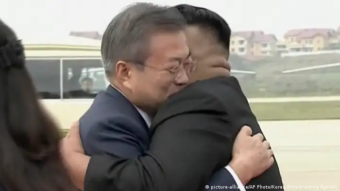 Nordkorea Kim Jong Un trifft Moon Jae-in am Flughafen in Pjöngjang