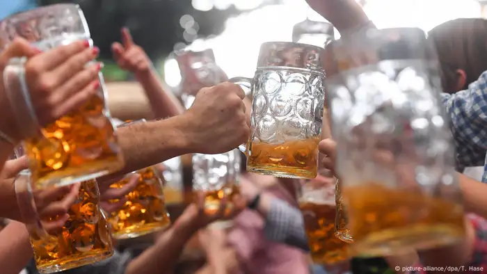 يتحلل الكحول إلى الأسيتالديهيد، وهو مادة سامة. خاصة بالنسبة للأمعاء. (صورة رمزية من مهرجان البيرة في بافاريا: أوكتوبرفيست)